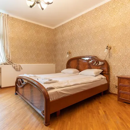 Spacious 3 Bdrm For 6 Apartment